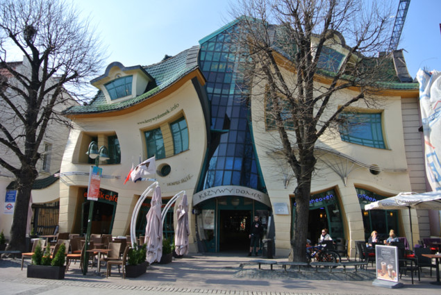 Nhà vặn vẹo” (The Crooked House), Ba Lan Nhà vặn vẹo” (The Crooked House), Ba Lan